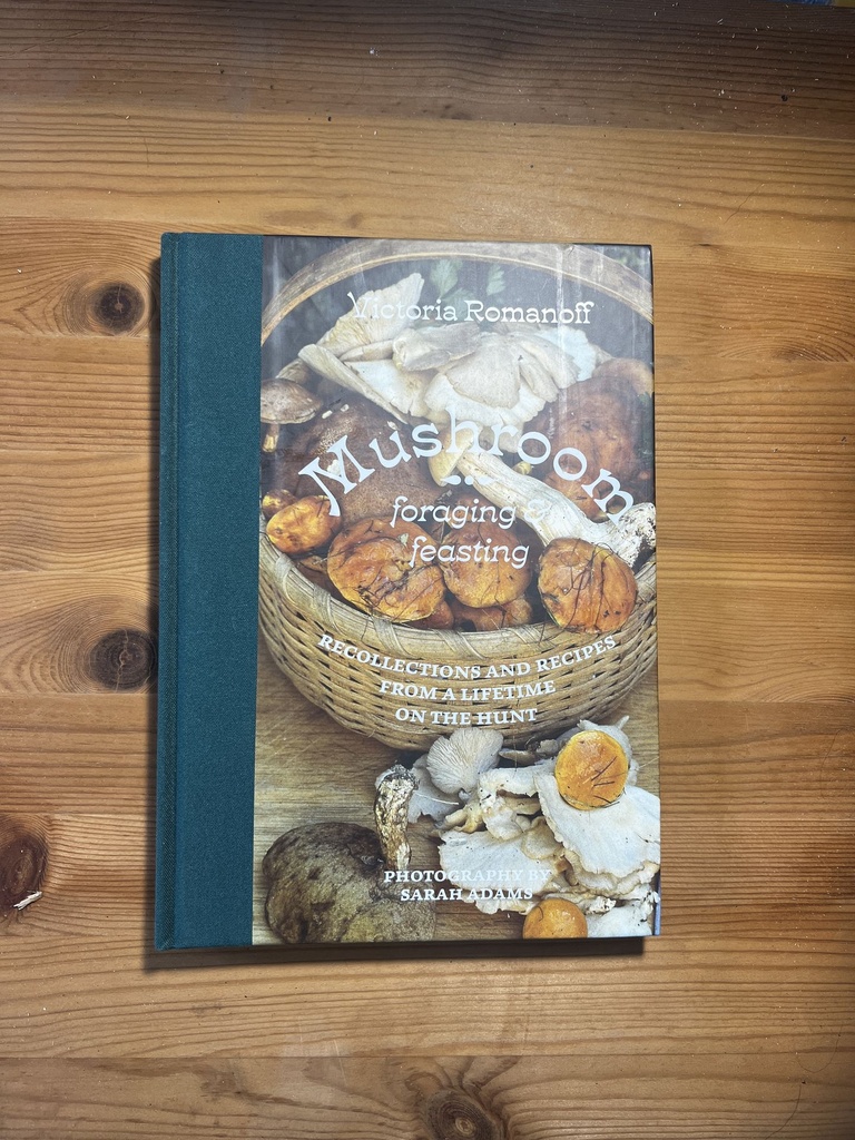 Mushroom Foraging and Feasting: Victoria Romanoff [New][Hardcover]